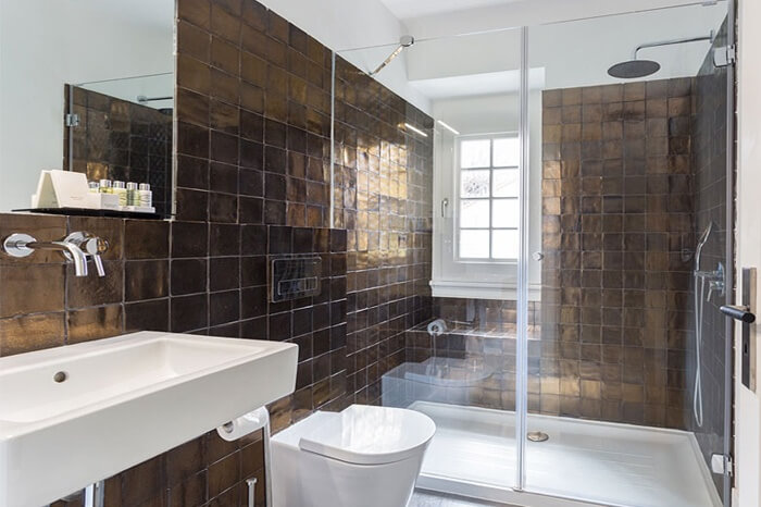 Paroi de douche PROFILTEK installée dans les salles de bain de l’Hôtel Villa Vasco da Gama